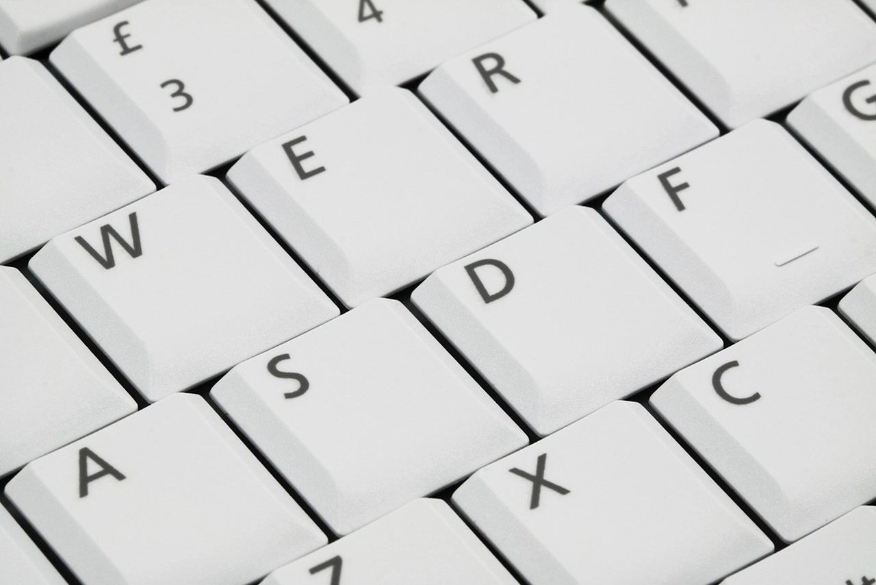 Nahaufnahme heller Tastaturtasten