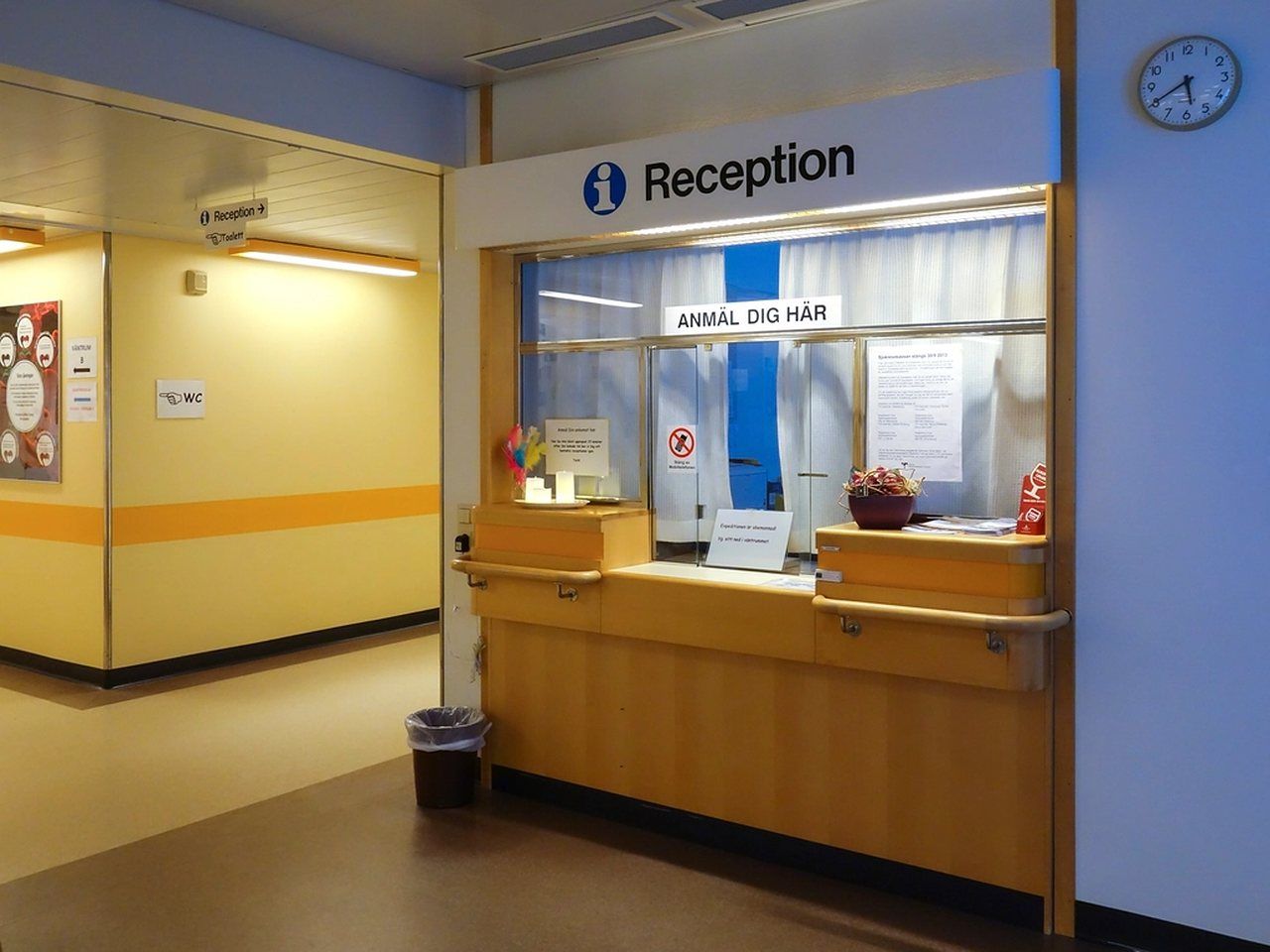 Empfangstresen einer Klinik mit Informationsschild