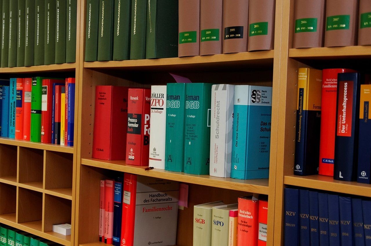 Bücherregal mit juristischen Fachbüchern