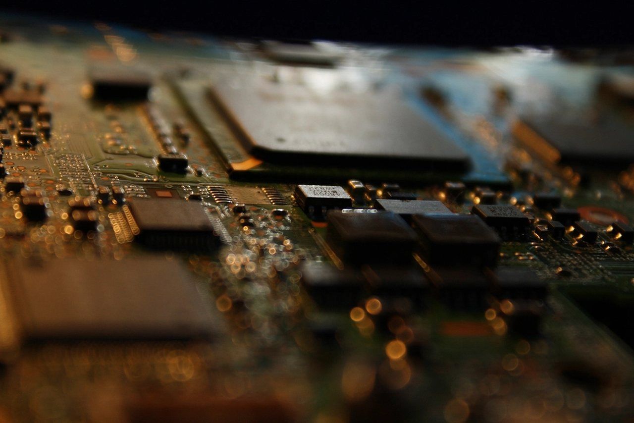 Nahaufnahme einer Computerplatine mit Chips